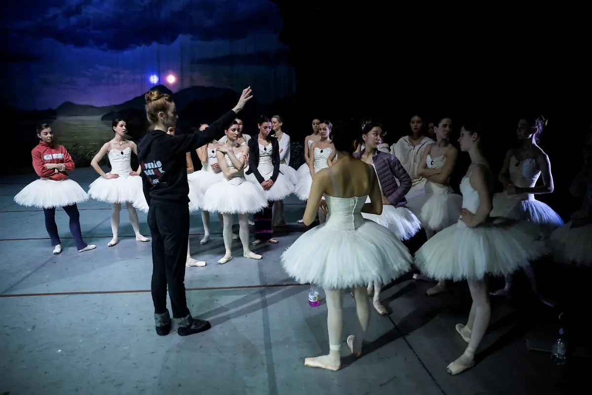 2023-03-21T063921Z-718726373-RC2NRZ90G70D-RTRMADP-3-UKRAINE-CRISIS-HUNGARY-BALLERINA