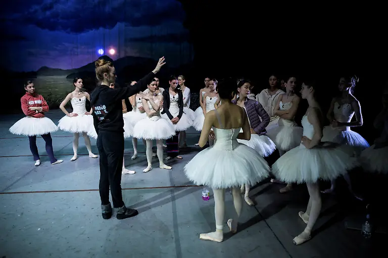 2023-03-21T063921Z-718726373-RC2NRZ90G70D-RTRMADP-3-UKRAINE-CRISIS-HUNGARY-BALLERINA