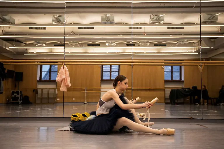 2023-03-21T063924Z-1254503233-RC2D2Z93ZHGY-RTRMADP-3-UKRAINE-CRISIS-HUNGARY-BALLERINA