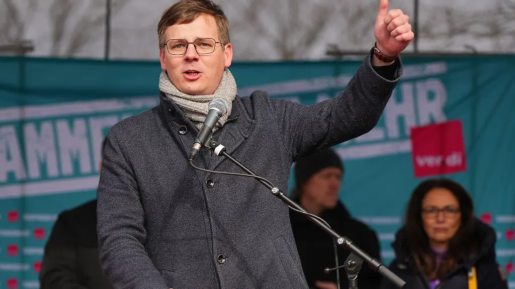 Sebastian-Walter-Linken-Fraktionsvorsitzender-Linke-in-Brandenburg-spricht-in-Hennigsdorf