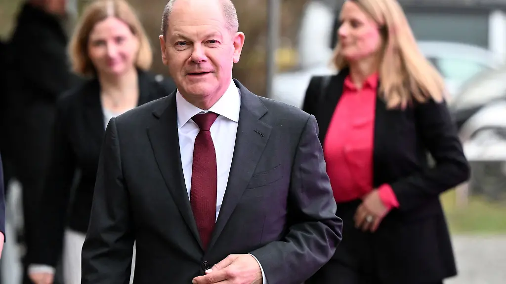 Bundeskanzler-Olaf-Scholz-SPD-geht-zum-Gebaeude-der-Kunstsammlung-Nordrhein-Westfalen-K21