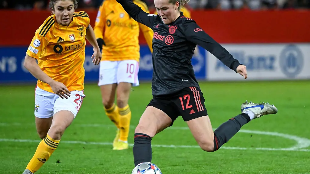 Sydney-Lohmann-r-von-Muenchen-und-Pauleta-von-Lissabon-kaempfen-um-den-Ball