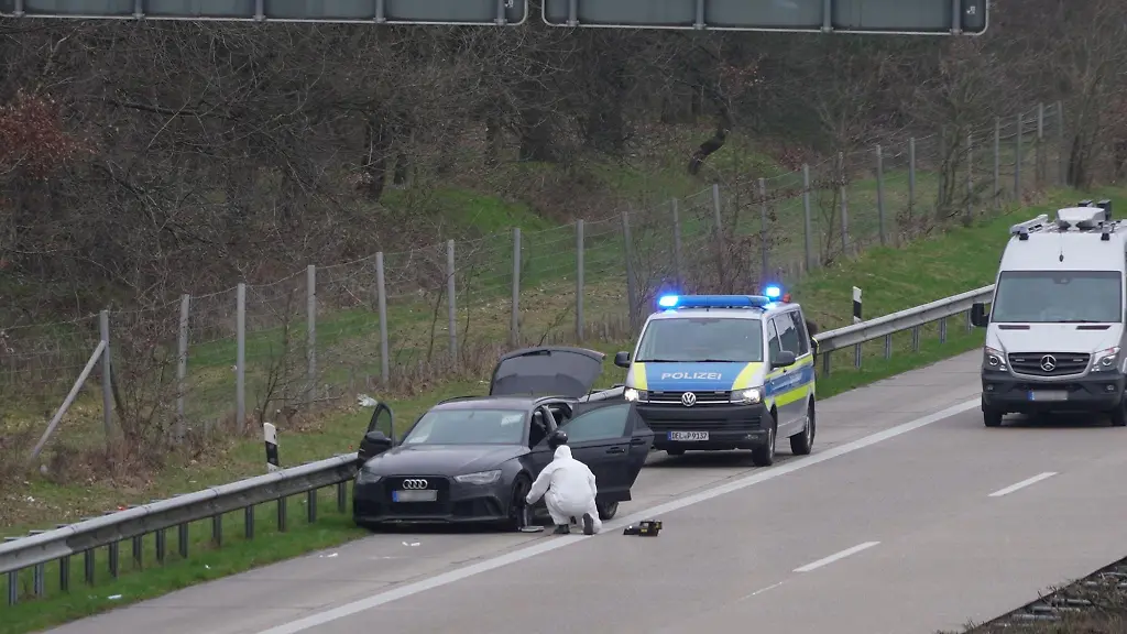 Ein-PKW-und-ein-Fahrzeug-der-Polizei-stehen-auf-dem-Standstreifen-der-Autobahn-1