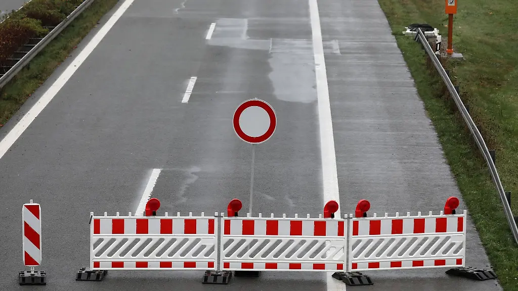 Absperrungen-stehen-auf-einer-Autobahn