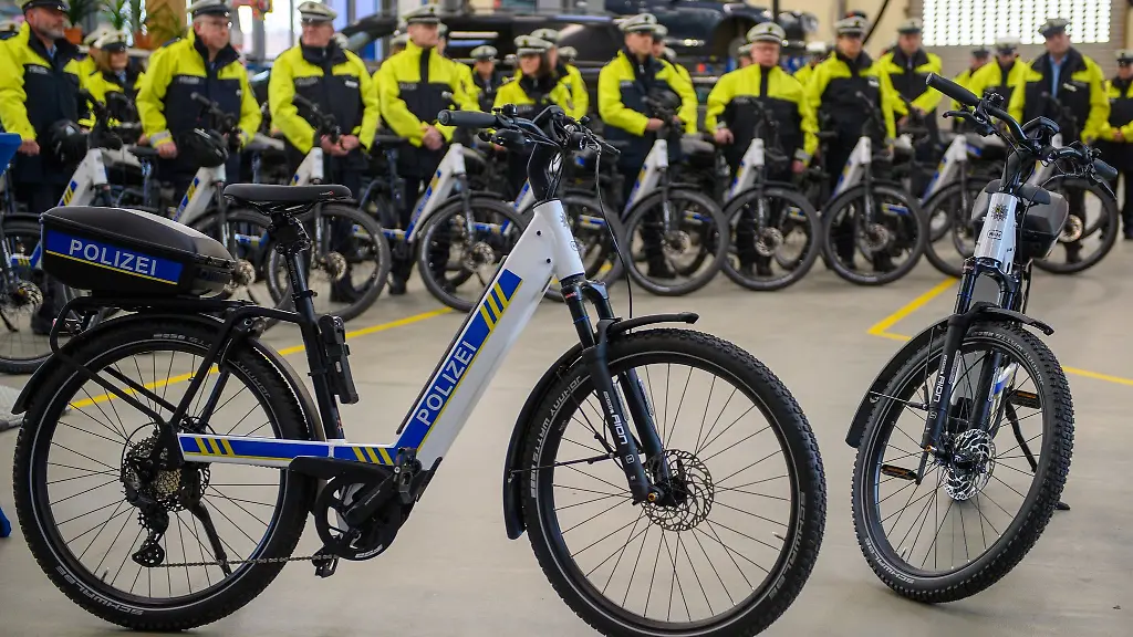 Polizistinnen-und-Polizisten-stehen-neben-Pedelecs-des-Herstellers-Riese-und-Mueller