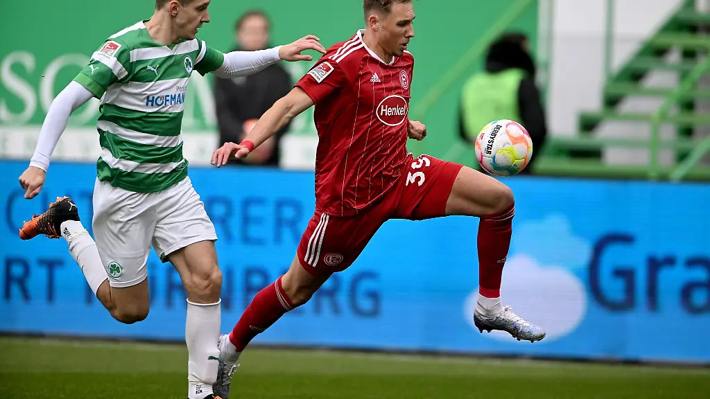 Der-Fuerther-Damian-Michalski-l-und-Duesseldorfs-Jona-Niemiec-kaempfen-um-den-Ball