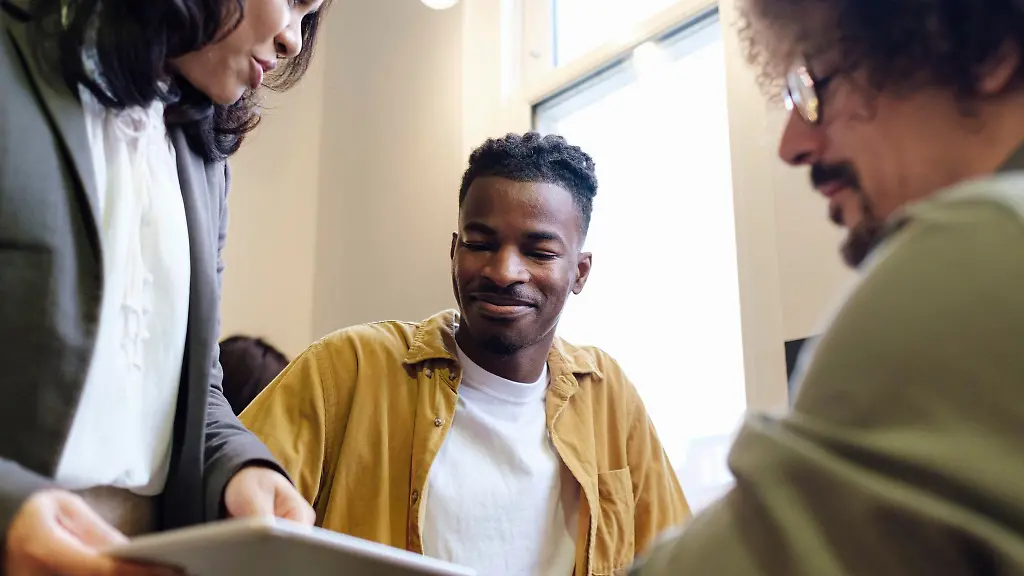 Ohne-Dokumente-wird-es-schwierig-Wer-seinen-auslaendischen-Berufsabschluss-in-Deutschland-anerkennen-lassen-moechte-braucht-dafuer-in-der-Regel-auch-die-entsprechenden-Zeugnisse-oder-Urkunden