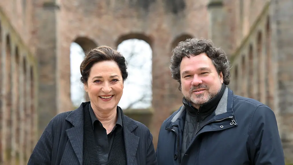 Charlotte-Schwab-l-steht-mit-Joern-Hinkel-Intendant-der-Bad-Hersfelder-Festspiele-in-der-Stiftsruine