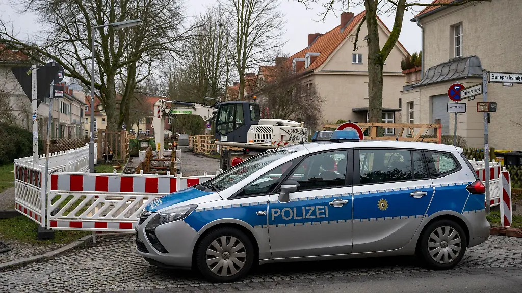 Ein-Polizeiauto-steht-vor-dem-Fundort-einer-Weltkriegsbombe-in-Berlin-Zehlendorf