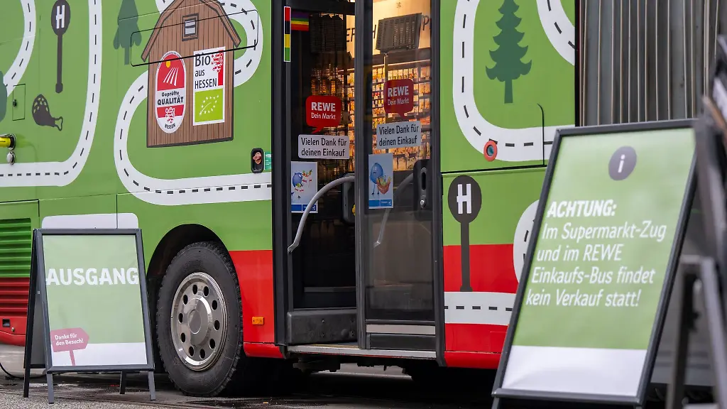 Ein-Einkaufsbus-fuer-laendliche-Gebiete-wird-auf-der-Internationalen-Gruenen-Woche-IGW-von-der-Deutschen-Bahn-und-dem-Handelskonzern-Rewe-praesentiert