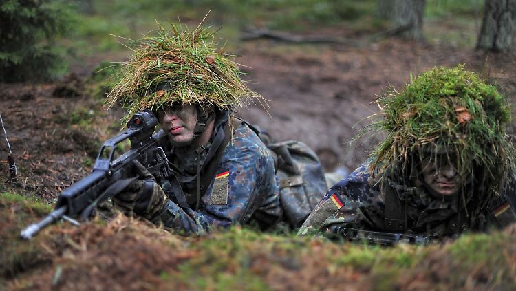 Grundausbildung beim Panzergrenadierlehrbataillon 92 in einem Wald bei Munster.