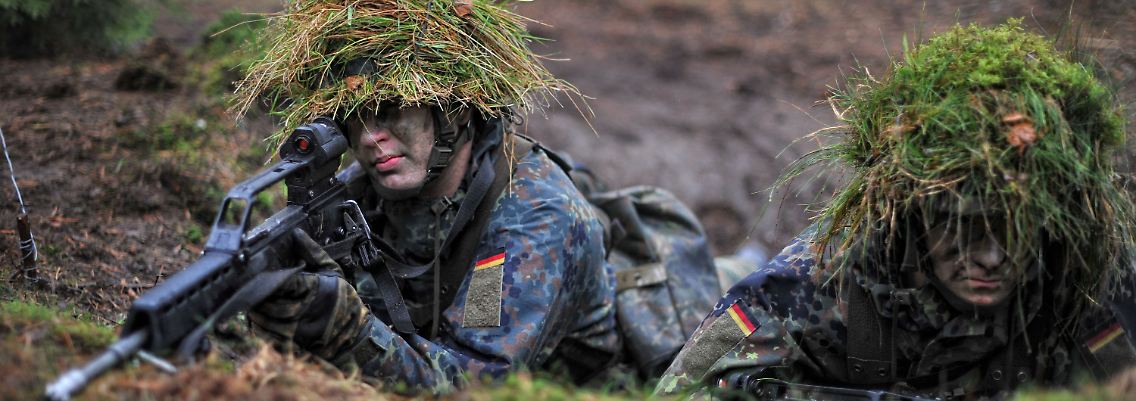 Grundausbildung beim Panzergrenadierlehrbataillon 92 in einem Wald bei Munster.