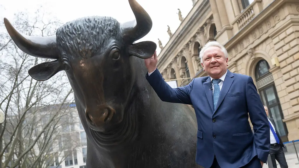 Rheinmetall-Chef-Armin-Papperger-kommt-zum-Fototermin-neben-der-Bulle-und-Baer-Skulptur-vor-der-Boerse-in-Frankfurt
