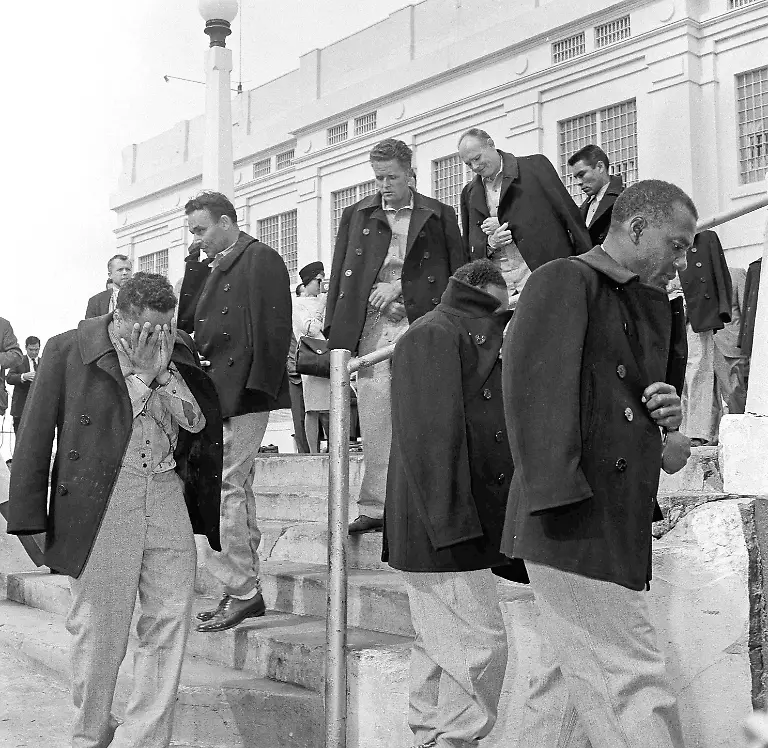 einige-der-27-letzten-Gefangenen-verlassen-die-Insel