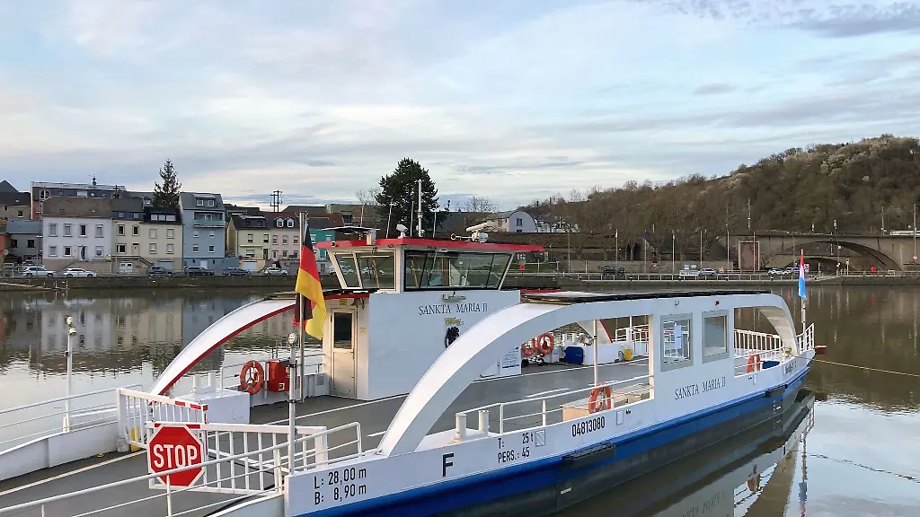 Die-vollektrische-Moselfaehre-bringt-Autos-und-Personen-zwischen-den-gegenueberliegenden-Gemeinden-Oberbillig-und-Wasserbillig-Luxmeburg-hin-und-her