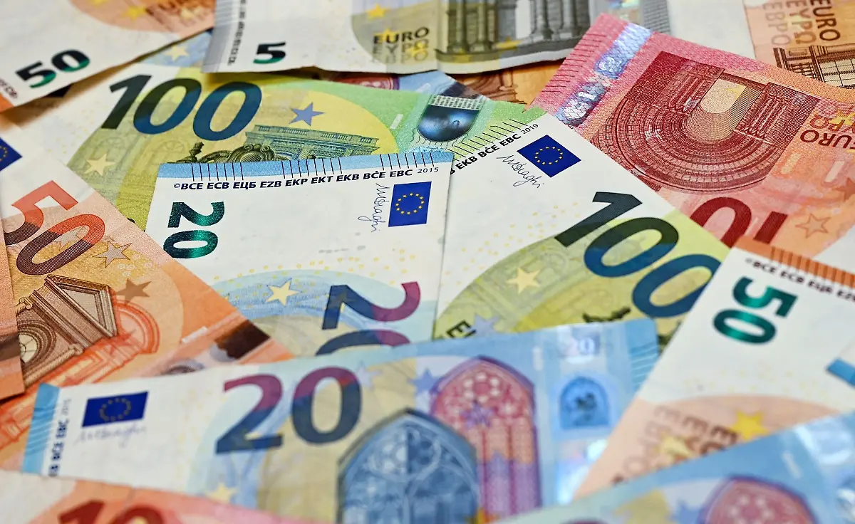 Eurobanknoten-liegen-auf-einem-Tisch