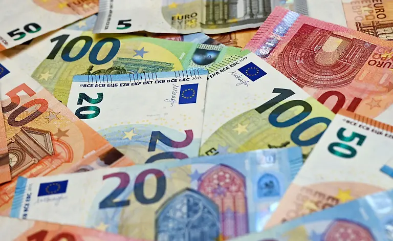 Eurobanknoten-liegen-auf-einem-Tisch