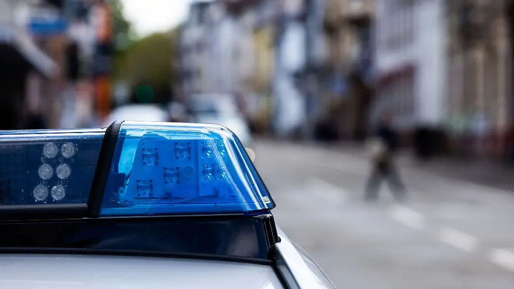 Ein-Einsatzfahrzeug-der-Polizei-steht-am-Strassenrand