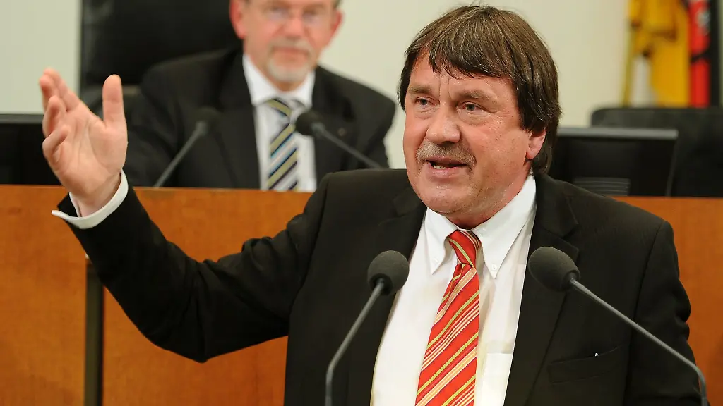Der-niedersaechsische-Landtagsabgeordnete-Wolfgang-Juettner-SPD-spricht