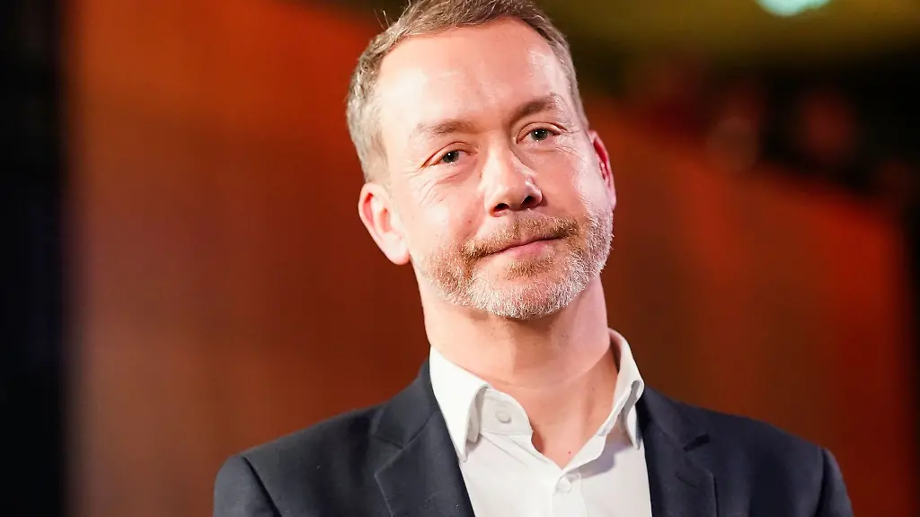 Michael-Kolmer-Kandidat-fuer-Buendnis-90-Die-Gruenen-steht-bei-der-zentralen-Wahlveranstaltung-fuer-die-Oberbuergermeisterwahl-in-der-Centralstation-auf-einer-Buehne