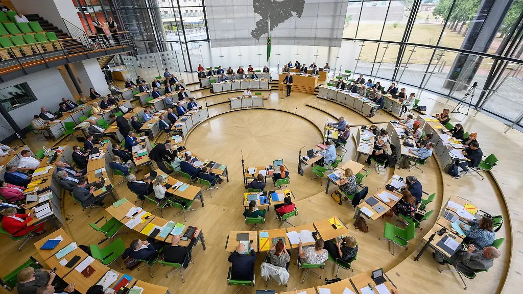 Blick-in-den-Plenarsaal-des-Saechsischen-Landtags