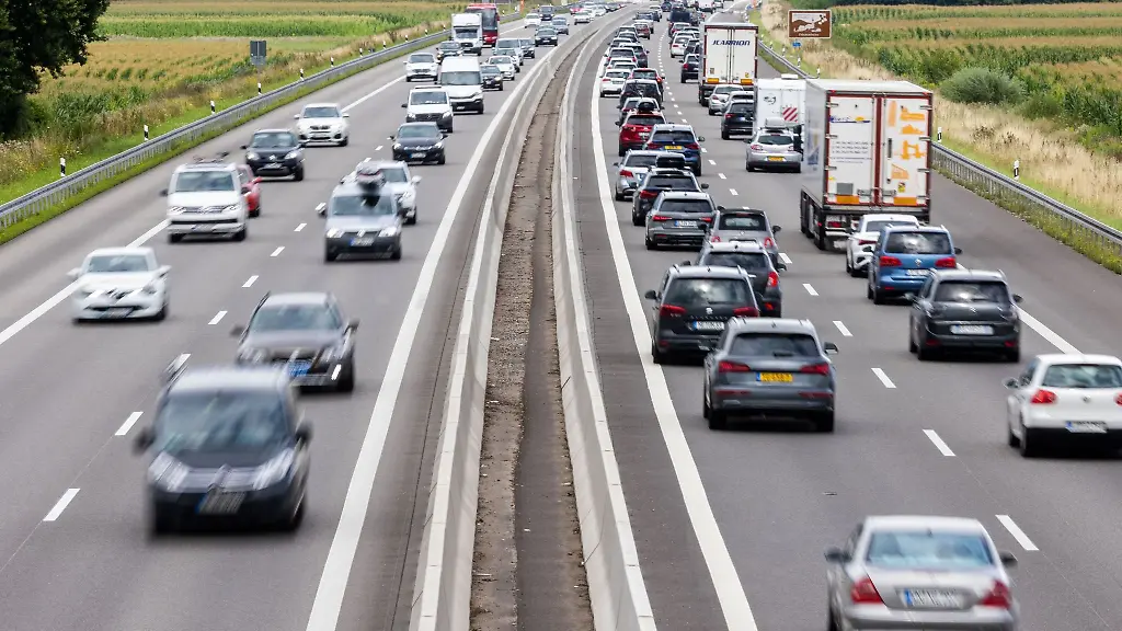 Fahrzeuge-fahren-auf-einer-Autobahn