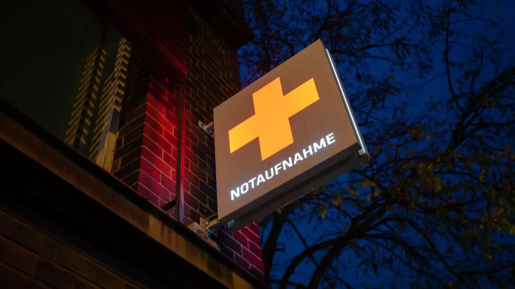 Ein-Schild-Notaufnahme-haengt-an-einem-Krankenhaus