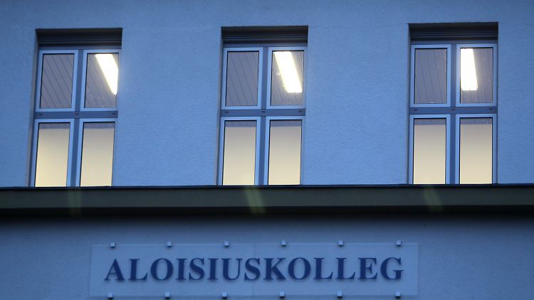Allmählich wird klar, was hinter den Mauern des Aloisius-Kollegs geschah.