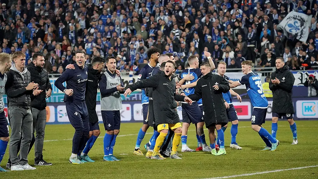 Die-Darmstaedter-Mannschaft-freut-sich-mit-den-Fans-ueber-den-Sieg