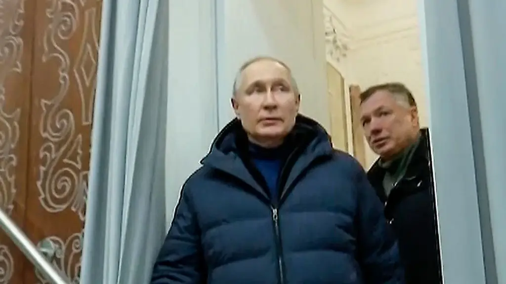 Russlands-Praesident-Wladimir-Putin-in-Begleitung-des-stellvertretenden-Ministerpraesidenten-Marat-Khusnullin