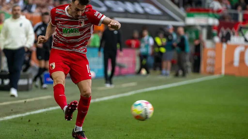 Augsburg-Mergim-Berisha-spielt-den-Ball