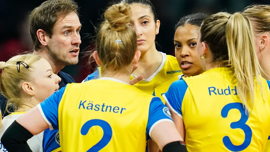 Die-Volleyballerinnen-mit-ihrem-Coach-Felix-Koslowski