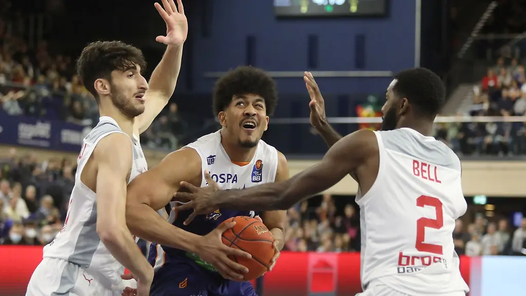 Gabriel-De-Oliveira-M-von-den-Rostock-Seawolves-gegen-Gabriel-Chachashvili-l-und-Amir-Bell-r-von-Brose-Bamberg