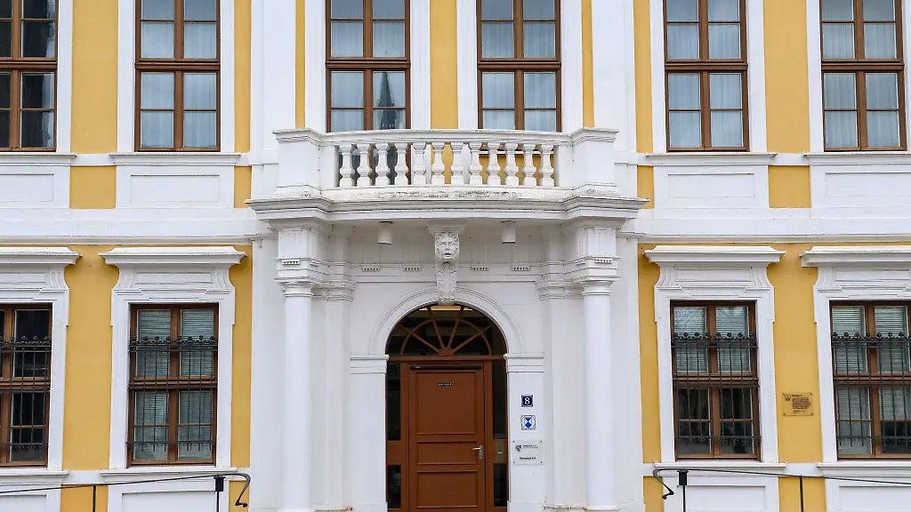 Die-Eingangstuer-zum-Landtag-von-Sachsen-Anhalt