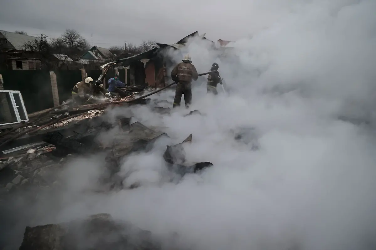 Feuerwehrleute-loeschen-ein-Feuer-nach-Beschuss-im-ukrainischen-Charzysk