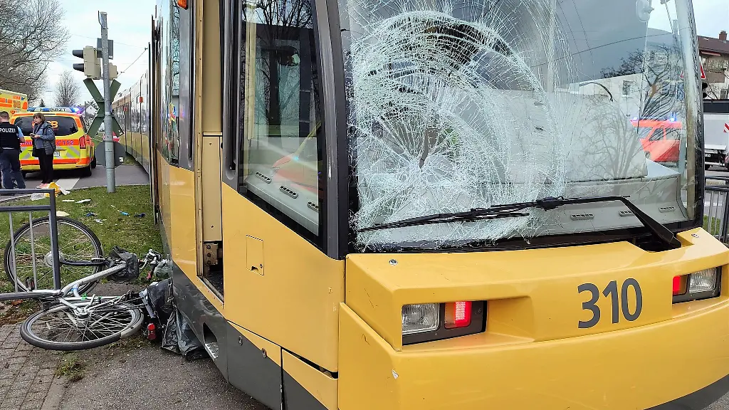 Ein-Radfahrer-ist-unter-eine-Strassenbahn-geraten-und-schwer-verletzt-worden