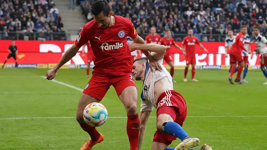 Kiels-Steven-Skrzybski-l-und-Hamburgs-Jonas-Meffert-kaempfen-um-den-Ball