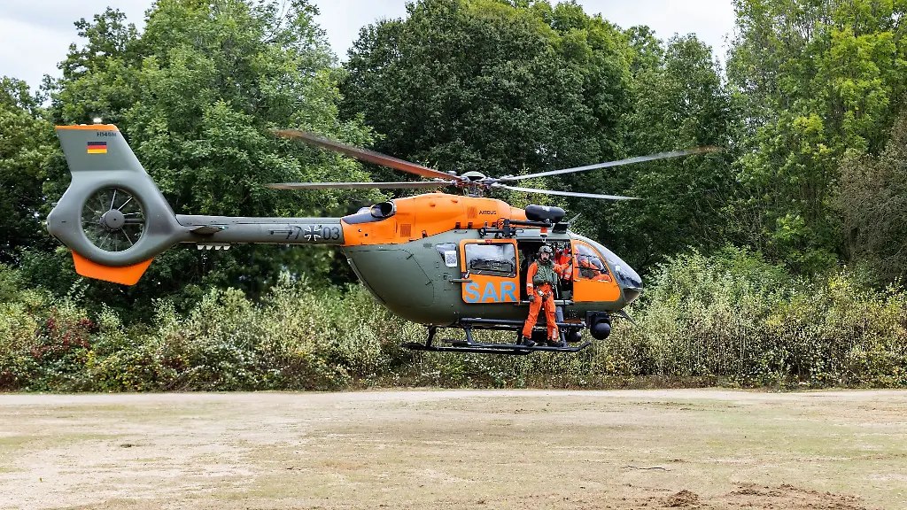 Ein-SAR-Hubschrauber-vom-Typ-Airbus-H145-landet-nach-einem-Uebungsflug