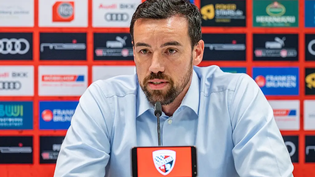 Malte-Metzelder-spricht-waehrend-einer-Pressekonferenz