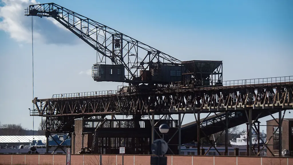 Ein-Kran-zur-Verladung-von-Kohl-steht-auf-dem-Gelaende-der-einstigen-Heeresversuchsanstalt