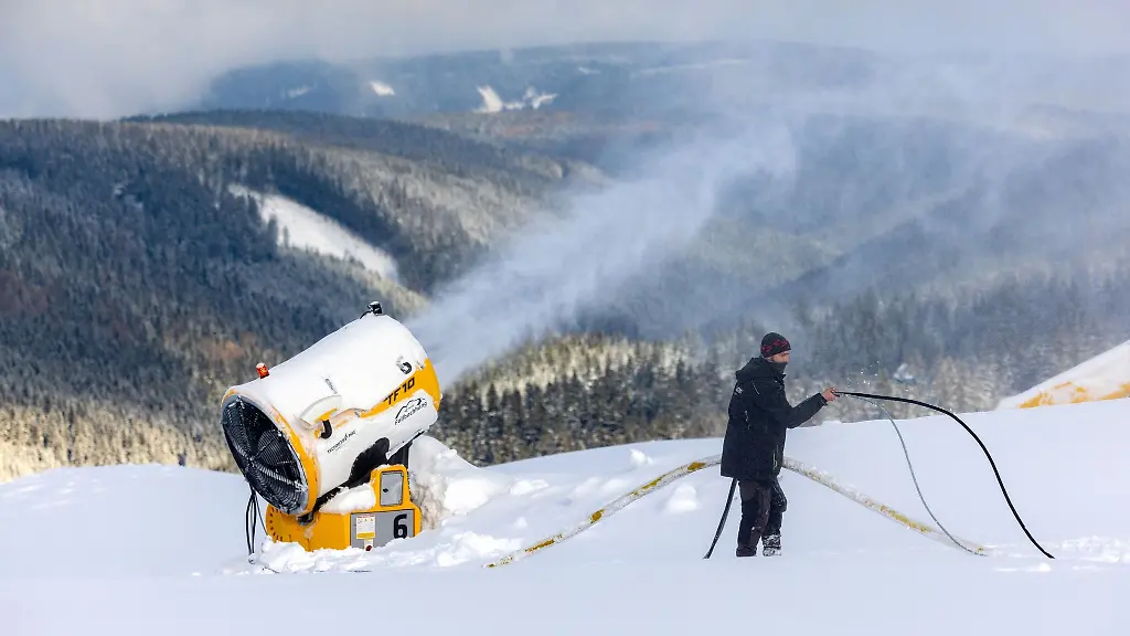 Eine-Schneekanone-beschneit-den-Skihang-am-Fallbachlift