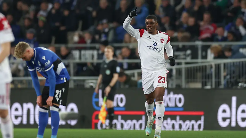 Nuernbergs-Torschuetze-Kwadwo-Duah-r-feiert-seinen-Treffer-zum-2-1