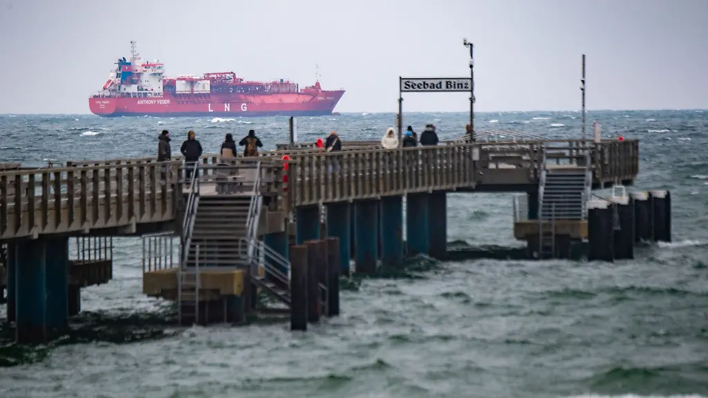 Ein-LNG-Shuttle-Tanker-vor-der-Kueste-der-Insel-Ruegen