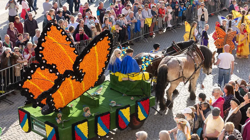 Bunt-geschmueckte-Wagen-fahren-beim-Festumzug-des-Eisenacher-Sommergewinns