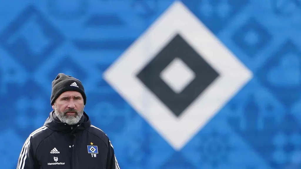 Hamburgs-Trainer-Tim-Walter-steht-auf-dem-Trainingsplatz