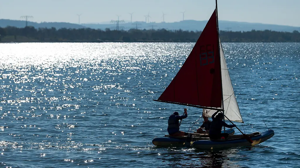 Wassersportler-geniessen-das-sommerliche-Wetter-auf-dem-Berzdorfer-See-bei-Goerlitz