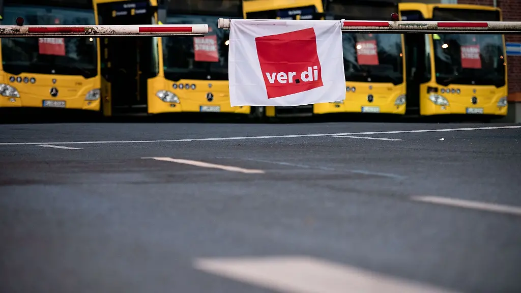 Busse-der-Ruhrbahn-stehen-waehrend-einer-Streikversammlung-der-Gewerkschaft-Verdi-im-Februar-im-Depot