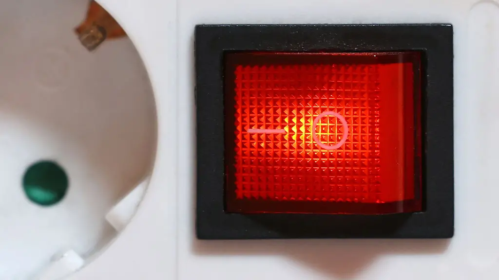 Der-eingeschaltete-Schutzschalter-einer-Mehrfachsteckdose-leuchtet-rot