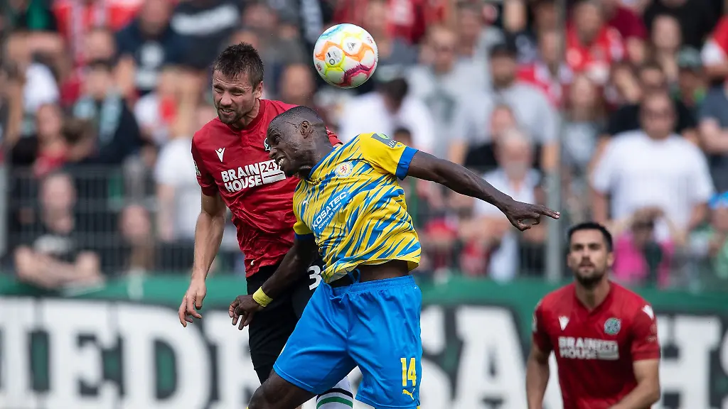 Hannovers-Julian-Boerner-l-spielt-gegen-Braunschweigs-Anthony-Ujah