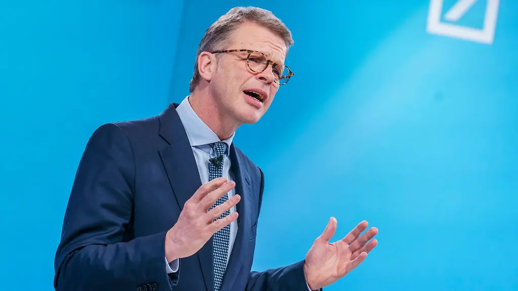 Die-Gesamtverguetung-von-Vorstandschef-Christian-Sewing-stieg-um-rund-110-000-Euro